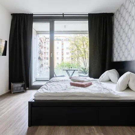 200mb Wifi, Supermarket On-site, 12min Center Apartman *